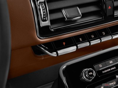 2023_lincoln_navigator_gearshift.jpg 2023_lincoln_navigator_gearshift.jpg
